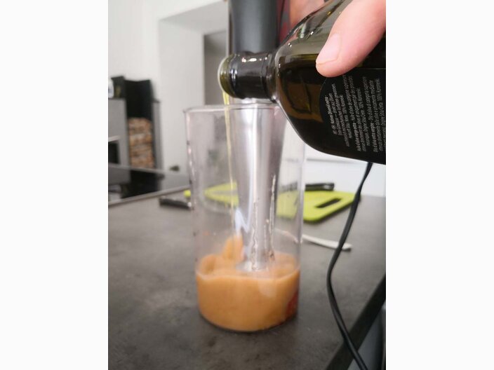 Ein hochwertiges Olivenöl darf im Salatdressing im Rezepttipp des Restaurantleiters der Zirbenhütte in der Tiroler Familienregion Serfaus-Fiss-Ladis nicht fehlen | © Serfaus-Fiss-Ladis