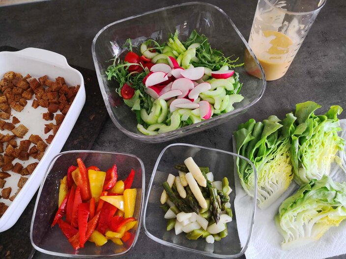 Der Tiroler Brotsalat mit Kalbsschnitzel von Restaurantleiter der Zirbenhütte in der Familienregion Serfaus-Fiss-Ladis Schritt für Schritt zubereitet | © Serfaus-Fiss-Ladis