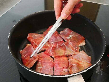 Tiroler Kalbsschnitzel in Rohschinken werden von Philipp, Restaurantleiter der Zirbenhütte in der Familienregion Serfaus-Fiss-Ladis kurz angebraten | © Serfaus-Fiss-Ladis