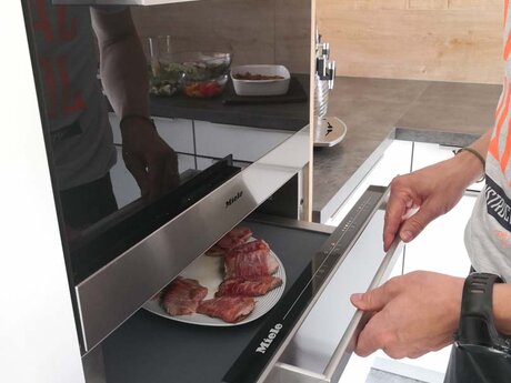 Restaurantleiter der Zirbenhütte in der Tiroler Familienregion Serfaus-Fiss-Ladis bereitet die Kalbsschnitzel für den regionalen Tiroler Brotsalat vor | © Serfaus-Fiss-Ladis