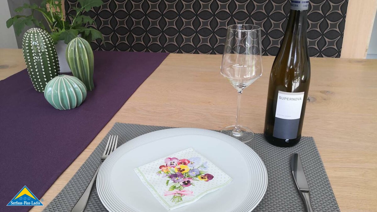 Philipp Kaschutnig von der Zirbenhütte in der Familienregion Serfaus-Fiss-Ladis in Tirol bereitet ein Sommergericht mit Salat und Kalbsfleisch zu | © Serfaus-Fiss-Ladis