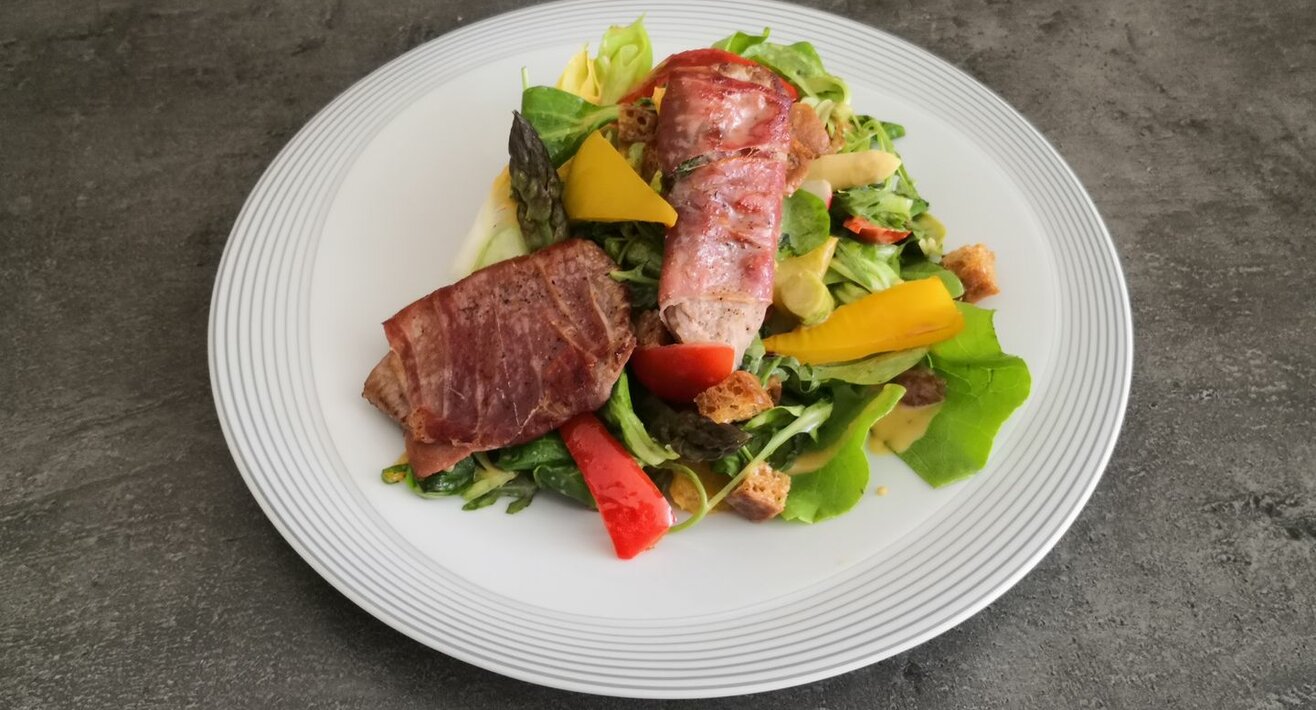 Philipp Kaschutnig, Restaurantleiter der Zirbenhütte in der Familienhochburg Serfaus-Fiss-Ladis in Tirol, bereitet ein leichtes, schnelles und gesundes Sommergericht zu | © Serfaus-Fiss-Ladis