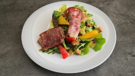 Philipp Kaschutnig, Restaurantleiter der Zirbenhütte in der Familienhochburg Serfaus-Fiss-Ladis in Tirol, bereitet ein leichtes, schnelles und gesundes Sommergericht zu | © Serfaus-Fiss-Ladis