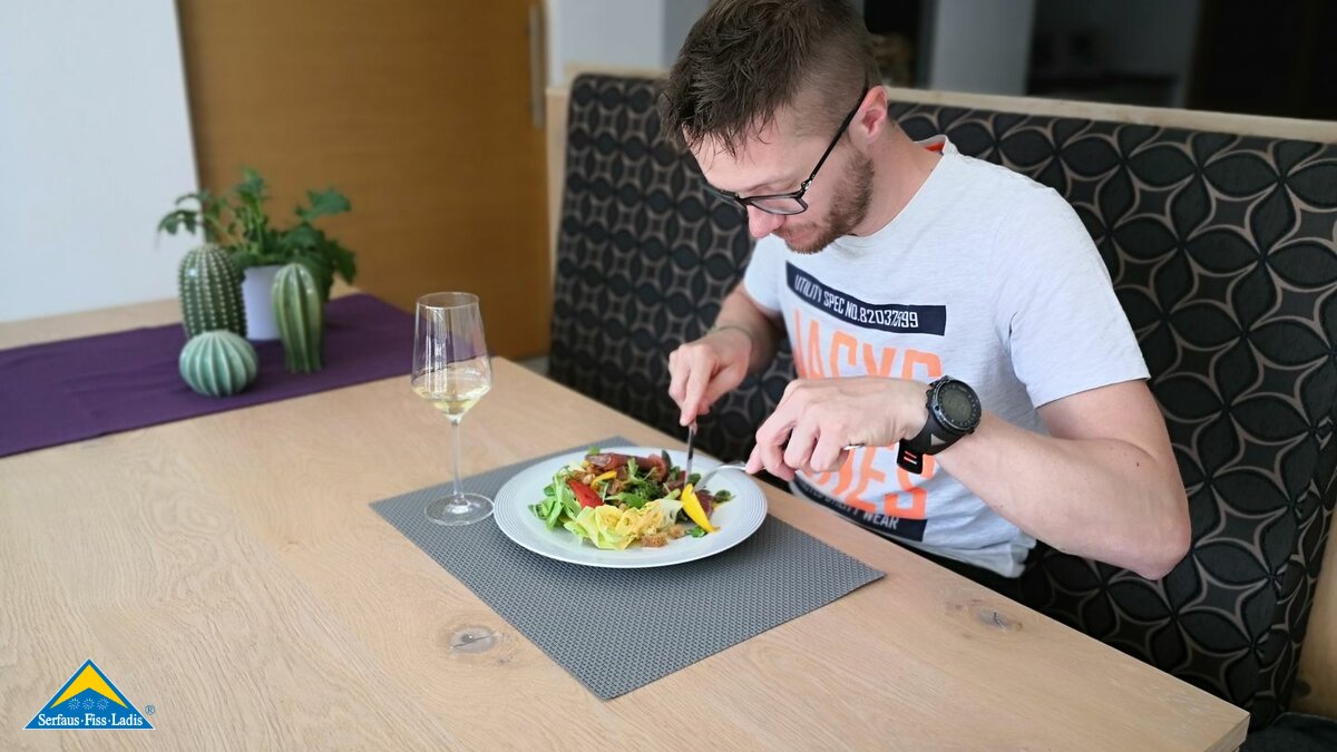 Philipp Kaschutnig, Restaurantleiter der Zirbenhütte in der Familienhochburg Serfaus-Fiss-Ladis in Tirol, bereitet ein leichtes, schnelles und gesundes Sommergericht zu | © Serfaus-Fiss-Ladis
