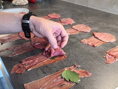 Philipp Kaschutnig von der Zirbenhütte in der Familienregion Serfaus-Fiss-Ladis bereitet einen schnellen Sommersalat mit Kalbsschnitzel und Liebstöckel zu | © Serfaus-Fiss-Ladis