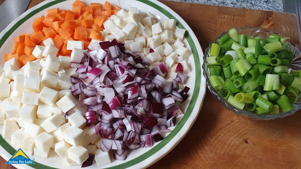 Matthias, Koch im Restaurant Seealm Hög am Högsee in der Familienregion Serfaus-Fiss-Ladis in Tirol, bereitet sein Sommergericht mit Lamm, Schmorgemüse und Knödel zu | © Serfaus-Fiss-Ladis