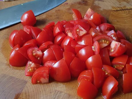 Der schnelle Tomaten-Brotsalat aus der familienfreundlichen Urlaubsregion Serfaus-Fiss-Ladis in Tirol ist der Hit in diesem Sommer | © Serfaus-Fiss-Ladis