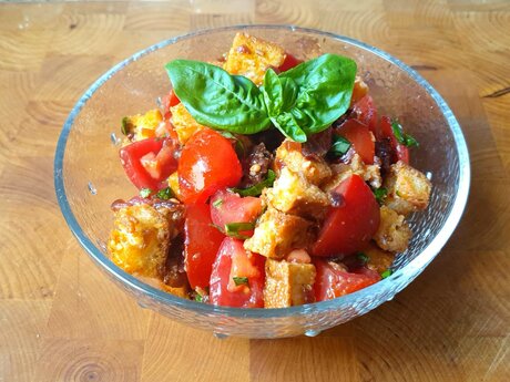 Matthias Müller, Koch in der Seealm Hög in der familienfreundlichen Urlaubsregion Serfaus-Fiss-Ladis in Tirol, kocht heute einen Tomaten-Brotsalat mit Lammkarree und Brennnesselknödel | © Serfaus-Fiss-Ladis