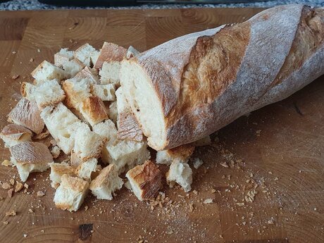 Weißbrot für einen Brotsalat würfeln. Rezept aus der Familienregion Serfaus-Fiss-Ladis in Tirol Österreich | © Serfaus-Fiss-Ladis