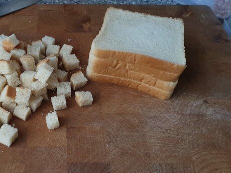 Der sommerliche Tomaten-Brotsalat von Matthias, Koch in der familienfreundlichen Urlaubsregion Serfaus-Fiss-Ladis in Tirol, ist schnell zubereitet | © Serfaus-Fiss-Ladis