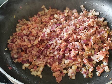 Koch in der Sealm Hög direkt am Högsee in der Familienregion Serfaus-Fiss-Ladis in Tirol bereitet einen Sommersalat mit Tomaten, Speck und Brot zu | © Serfaus-Fiss-Ladis