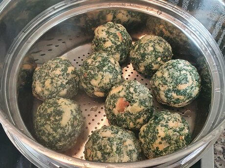 Matthias ist Koch in der Familienregion Serfaus-Fiss-Ladis in Tirol und liebt es mit Brennnesseln zu kochen | © Serfaus-Fiss-Ladis