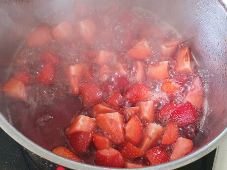 Erdbeeren gehören in der Sommerküche in der Tiroler Familienregion Serfaus-Fiss-Ladis in vielen Nachspeisen dazu | © Serfaus-Fiss-Ladis