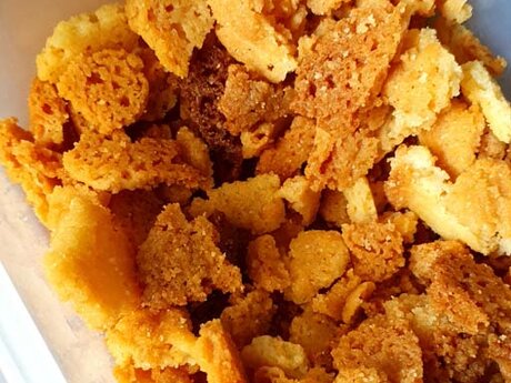 Das Erdbeerkompott mit Streusel aus der Tiroler Familienregion Serfaus-Fiss-Ladis ist schnell zubereitet und gelingt immer | © Serfaus-Fiss-Ladis