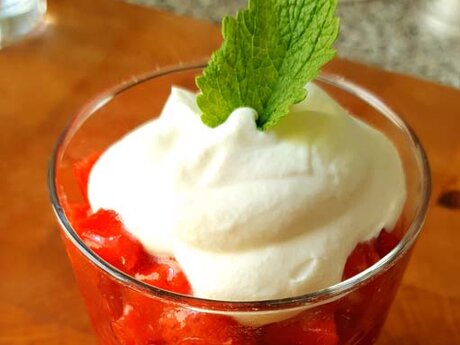 Matthias kocht in der Seealm Hög in der Tiroler Familienregion Serfaus-Fiss-Ladis und präsentiert uns heute ein Erdbeerkompott mit Streusel | © Serfaus-Fiss-Ladis