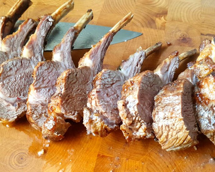 Koch in der Genussregion Serfaus-Fiss-Ladis in Tirol  bereitet ein regionales Lammkarree mit Brennnesselknödel vor | © Serfaus-Fiss-Ladis