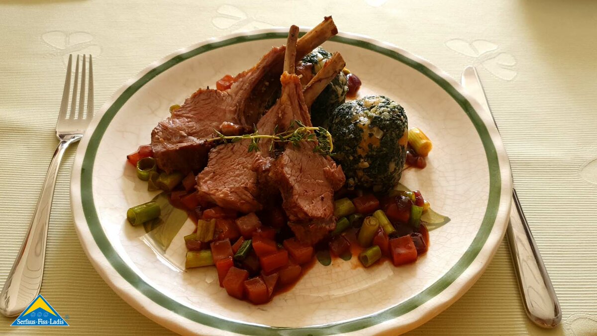 Das Serfauser Lamm aus der Tiroler Familienregion Serfaus-Fiss-Ladis wird vom Restaurantleiter der Sportalm in Serfaus zubereitet | © Serfaus-Fiss-Ladis