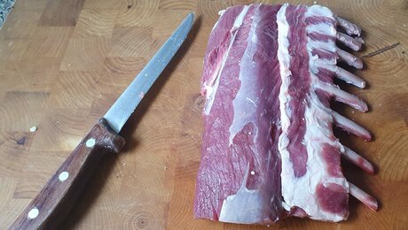 Der Koch im Restaurant Seealm Hög in der familienfreundlichen Ferienregion Serfaus-Fiss-Ladis im Westen von Tirol bereitet ein Lammkarree mit Brennnesselknödel zu | © Serfaus-Fiss-Ladis