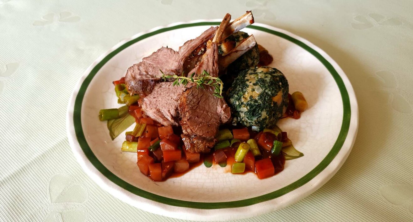 Das zarte Serfauser Berglamm aus der Tiroler Familienregion Serfaus-Fiss-Ladis wird vom Restaurantleiter der Sportalm in Serfaus zubereitet | © Serfaus-Fiss-Ladis