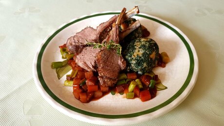 Das zarte Serfauser Berglamm aus der Tiroler Familienregion Serfaus-Fiss-Ladis wird vom Restaurantleiter der Sportalm in Serfaus zubereitet | © Serfaus-Fiss-Ladis