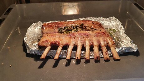 In der Genussregion Serfaus-Fiss-Ladis in Tirol werden leckere Speisen wie das Serfauser Berglammkarree in den Hütten und Restaurants zubereitet | © Serfaus-Fiss-Ladis