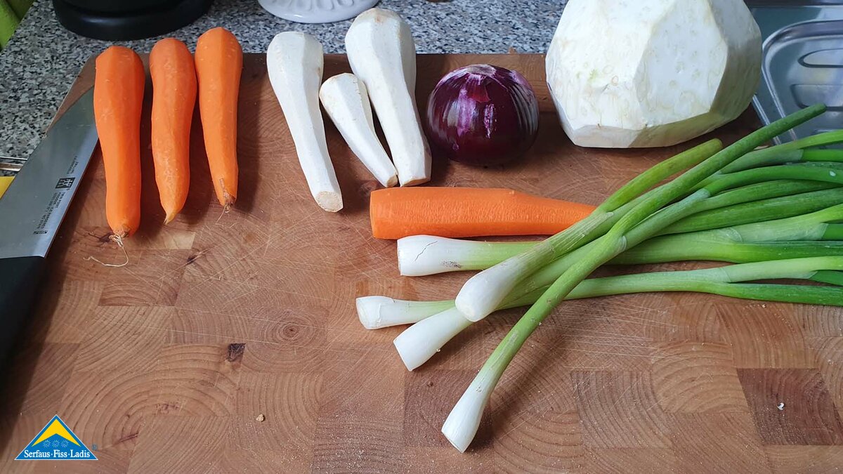 Regionales Gemüse ist die Beilage im Rezept vom Koch im Restaurant Seealm Hög in der Familienregion Serfaus-Fiss-Ladis in Tirol | © Serfaus-Fiss-Ladis