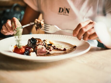 Erstklassige Speisen kommen bei der Kulinarik-Wanderung in der Familieregion Serfaus-Fiss-Ladis in Österreich auf den Tisch | © christianwaldegger.com
