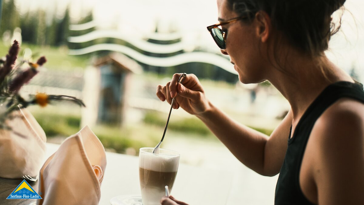 Große Sonnenterrasse der Seealm Hög in der Familienregion Serfaus-Fiss-Ladis in Tirol | © christianwaldegger.com