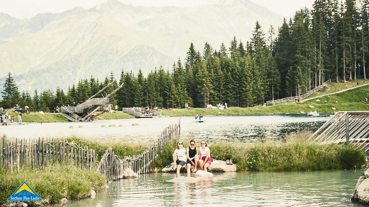 Der Högsee liegt direkt an der Zwischenstation der Alpkopfbahn in der Familienregion Serfaus-Fiss-Ladis in Tirol | © christianwaldegger.com