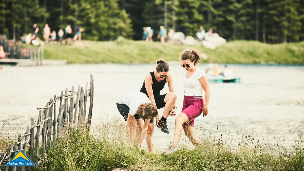 Der Högsee in der Familienregion Serfaus-Fiss-Ladis in Tirol ist im Winter ein Speicherteich und im Sommer ein Badesee | © christianwaldegger.com