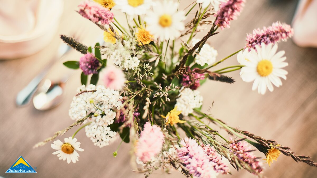 Bunte Wiesenblumen wachsen rund um die Feriendörfer Serfaus, Fiss und Ladis in Tirol  | © christianwaldegger.com