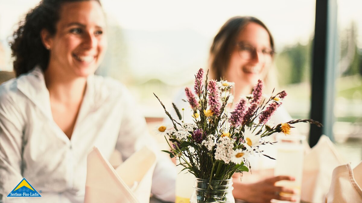 Sonnenterrasse des Restaurant Seealm Hög direkt am Högsee in der familienfreundlichen Ferienregion Serfaus-Fiss-Ladis in Tirol | © christianwaldegger.com