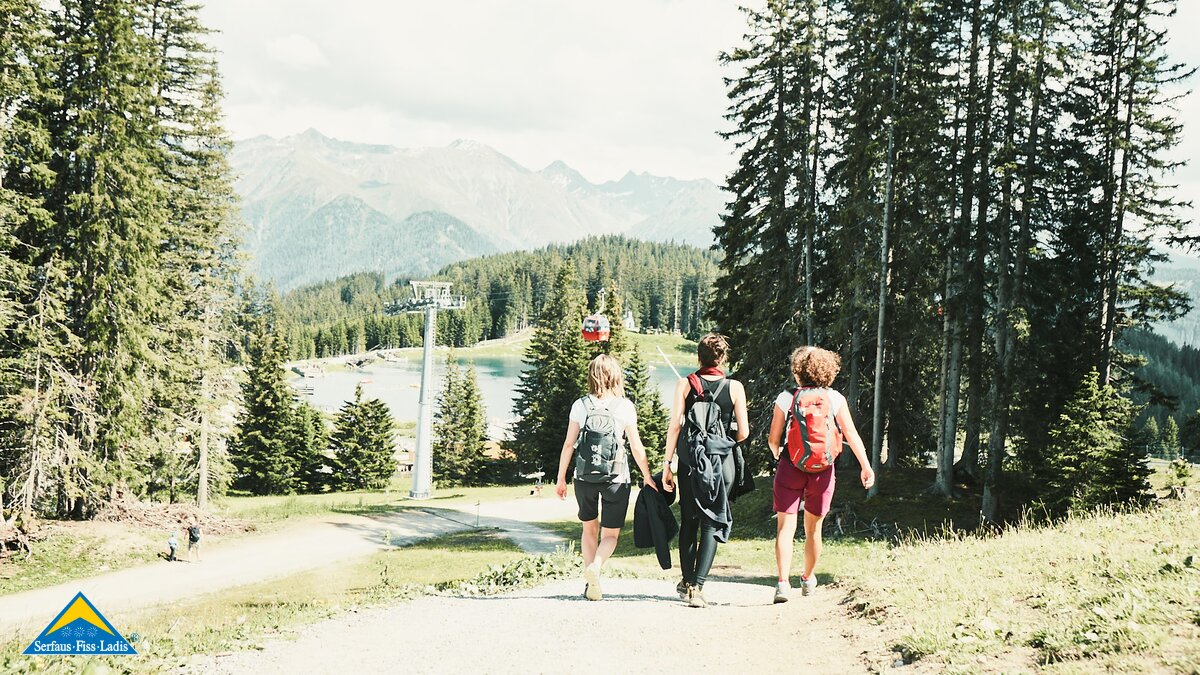Rund um den Högsee in Serfaus-Fiss-Ladis befindet sich ein großes Spielareal, das Restaurants Seealm Hög und der Schneisenfeger | © christianwaldegger.com