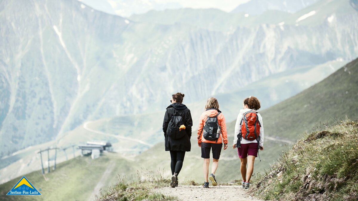 Wandern mit Einkehrstopps in Bergrestaurants bei der Kulinarik-Wanderung in der Familienregion Serfaus-Fiss-Ladis in Tirol | © christianwaldegger.com
