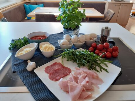 Pizzarezept aus der Familienregion Serfaus-Fiss-Ladis in Tirol von Peter Krismer dem Restaurantleiter vom Familienrestaurant Sonnenburg | © Serfaus-Fiss-Ladis