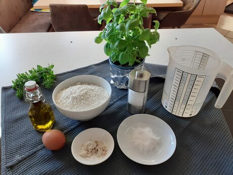 Zutaten für die Sommerpizza von Peter Krismer dem Restaurantleiter der Sonnenburg in der Familienregion Serfaus-Fiss-Ladis in Tirol | © Serfaus-Fiss-Ladis