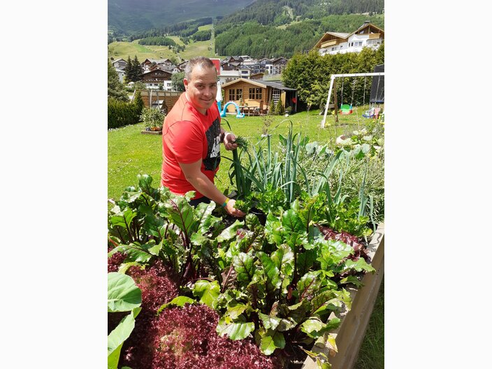 Peter Krismer, Restaurantleiter der Sonnenburg in der Familienregion Serfaus-Fiss-Ladis in Tirol präseniert ein schnelles Sommerrezept für die ganze Familie | © Serfaus-Fiss-Ladis