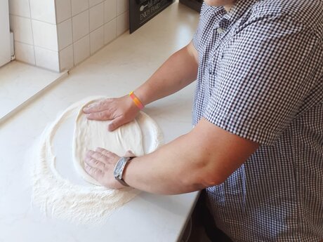 Pizzateig vom Restaurantleiter des Familienrestaurant Sonnenburg in der Familienregion Serfaus-Fiss-Ladis in Tirol  | © Serfaus-Fiss-Ladis