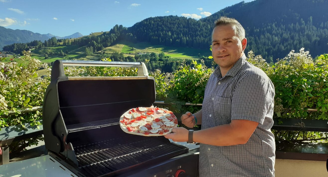 Pizza vom Grill präsentiert vom Restaurantleiter der Sonnenburg Peter Krismer in der Familienregion Serfaus-Fiss-Ladis in Tirol | © Serfaus-Fiss-Ladis