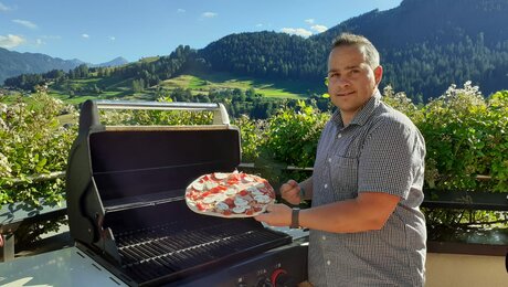 Pizza vom Grill präsentiert vom Restaurantleiter der Sonnenburg Peter Krismer in der Familienregion Serfaus-Fiss-Ladis in Tirol | © Serfaus-Fiss-Ladis