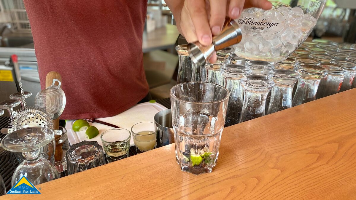 Cocktail mit Wodka, Limette, Honig, Granta Spritz, Heidelbeeren Rezepttipp Serfaus-Fiss-Ladis Blog | © Serfaus-Fiss-Ladis