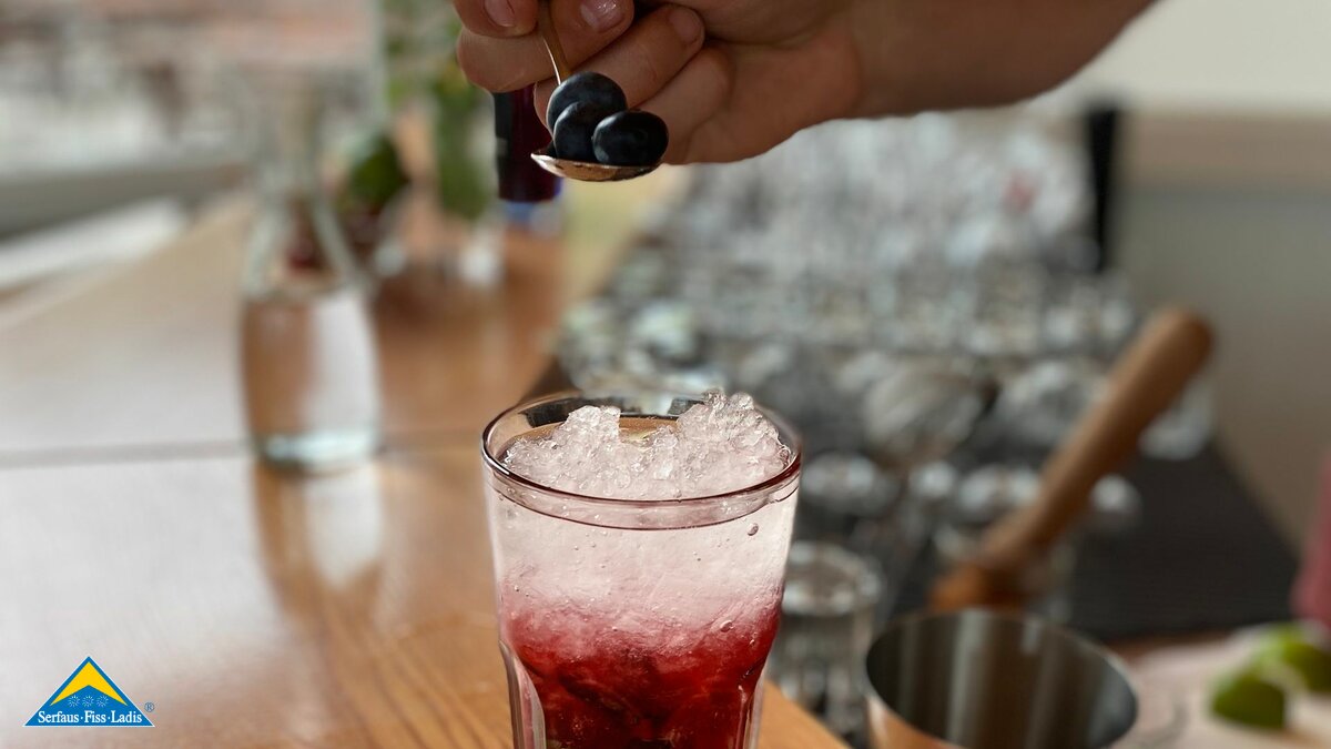 Schneller Cocktail mit Wodka, Heidelbeeren, Preiselbeerlikör, Limetten, Honig Serfaus-Fiss-Ladis Blog | © Serfaus-Fiss-Ladis