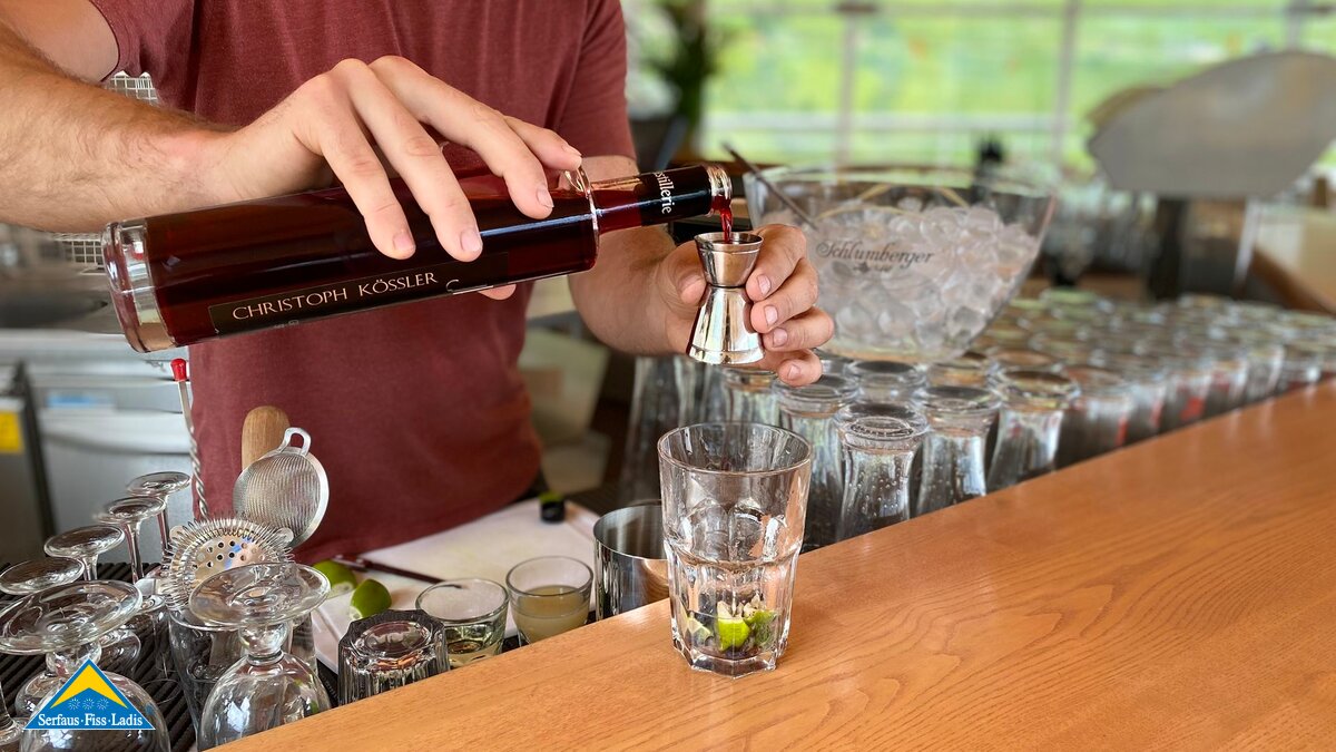 Cocktail mit Kössler Granta Spritz Getränketipp Restaurantleiter Möseralm Thomas Geiger aus der Familieregion Serfaus-Fiss-Ladis | © Serfaus-Fiss-Ladis