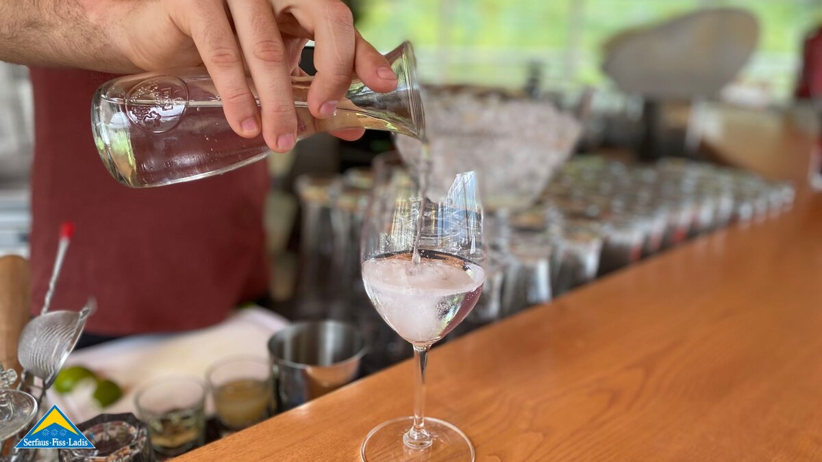 Tonic, Sodawasser, Eiswürfel, Himbeersirup, Rosmarin Sommercocktail Rezepttipp von der Möseralm in der Familienregion Serfaus-Fiss-Ladis | © Serfaus-Fiss-Ladis