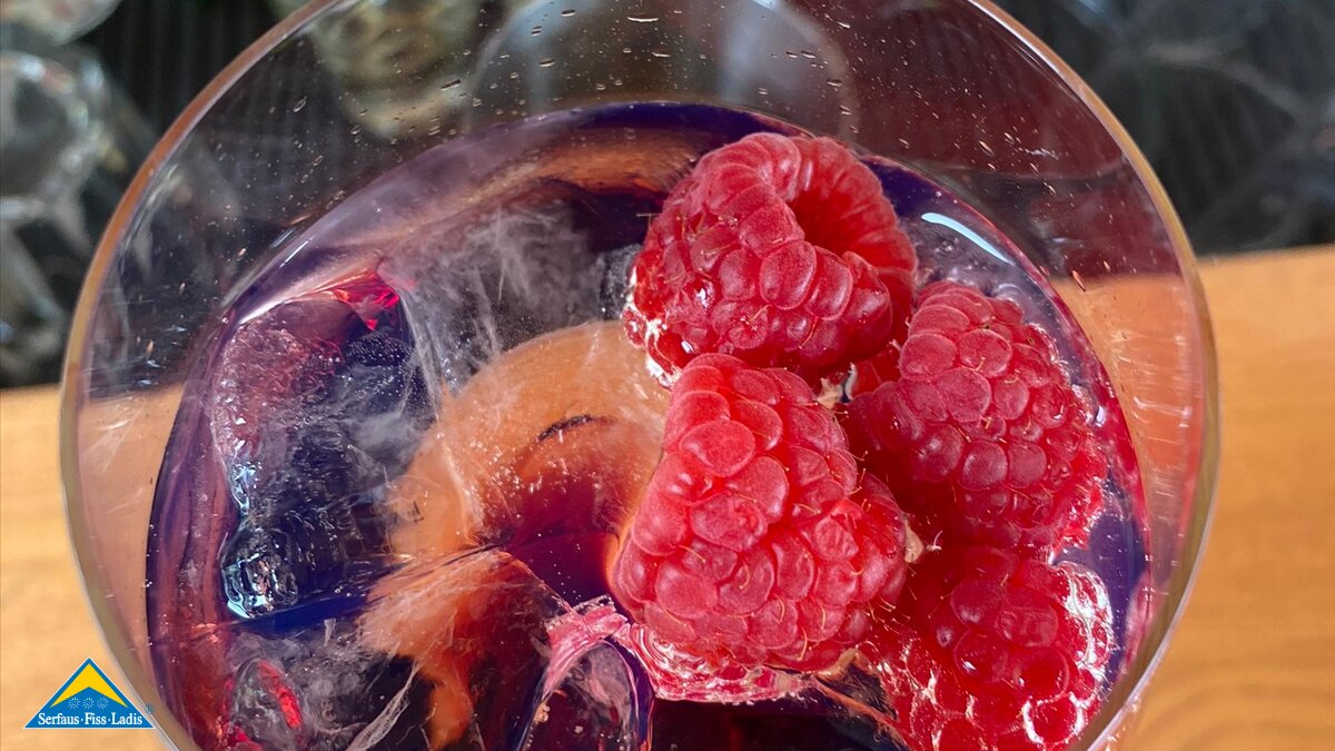 Raspberry meets Tonic alkoholfreier Cocktail auf der Möseralm in der Familienregion Serfaus-Fiss-Ladis in Tirol | © Serfaus-Fiss-Ladis