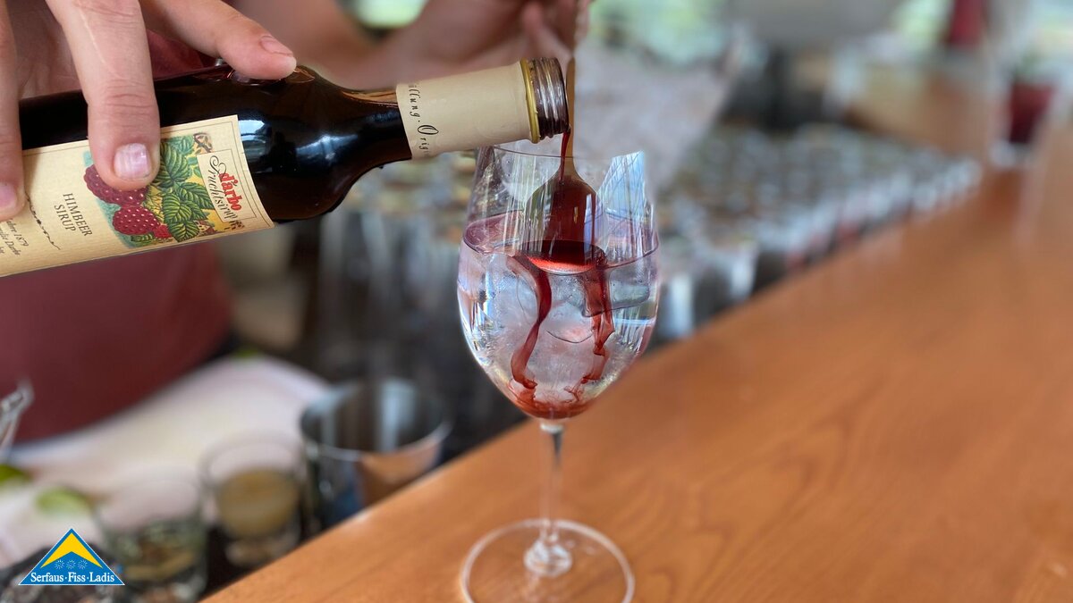 Alkoholfreies Sommergetränk Sonnenterrasse der Möseralm Familienregion Serfaus-Fiss-Ladis | © Serfaus-Fiss-Ladis