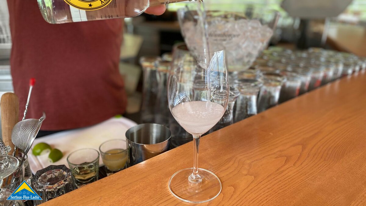 Sommercocktail Bergrestaurant Möseralm Familienregion Serfaus-Fiss-Ladis in Tirol | © Serfaus-Fiss-Ladis