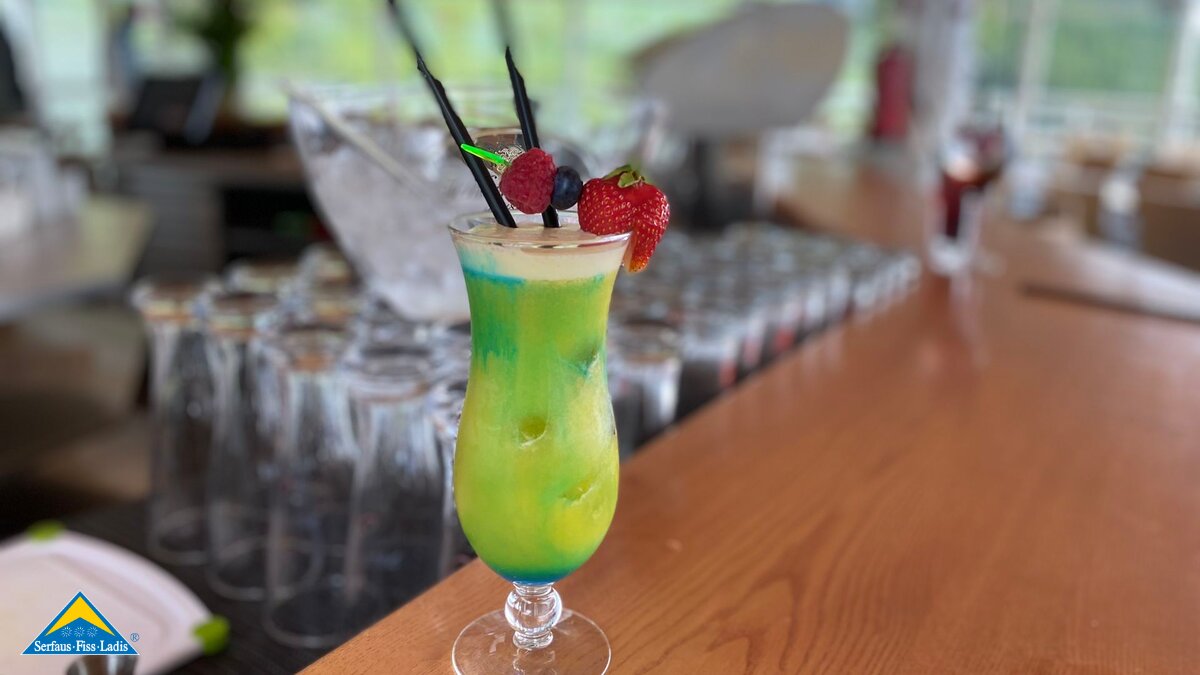 Farbenfroher alkoholfreier Cocktail Rezept aus der Familienregion Serfaus-Fiss-Ladis in Tirol | © Serfaus-Fiss-Ladis