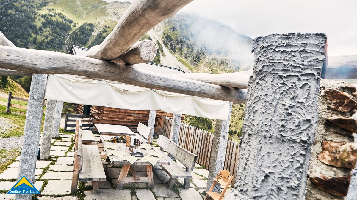 Überdachter Grillplatz auf der Schöngampalm in der familienfreundlichen Urlaubsregion Serfaus-Fiss-Ladis in Tirol | © christianwaldegger.com