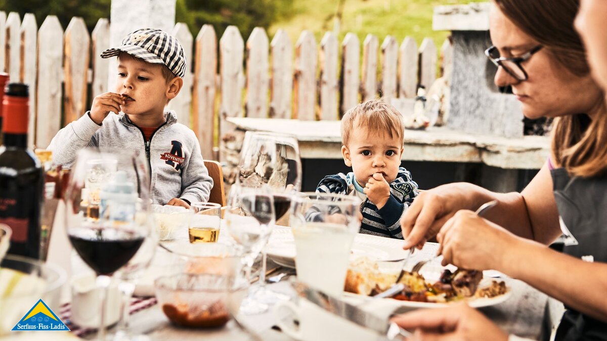 Grillen mit Kindern auf der Schöngampalm Nordseite Fiss Familienregion Serfaus-Fiss-Ladis | © christianwaldegger.com